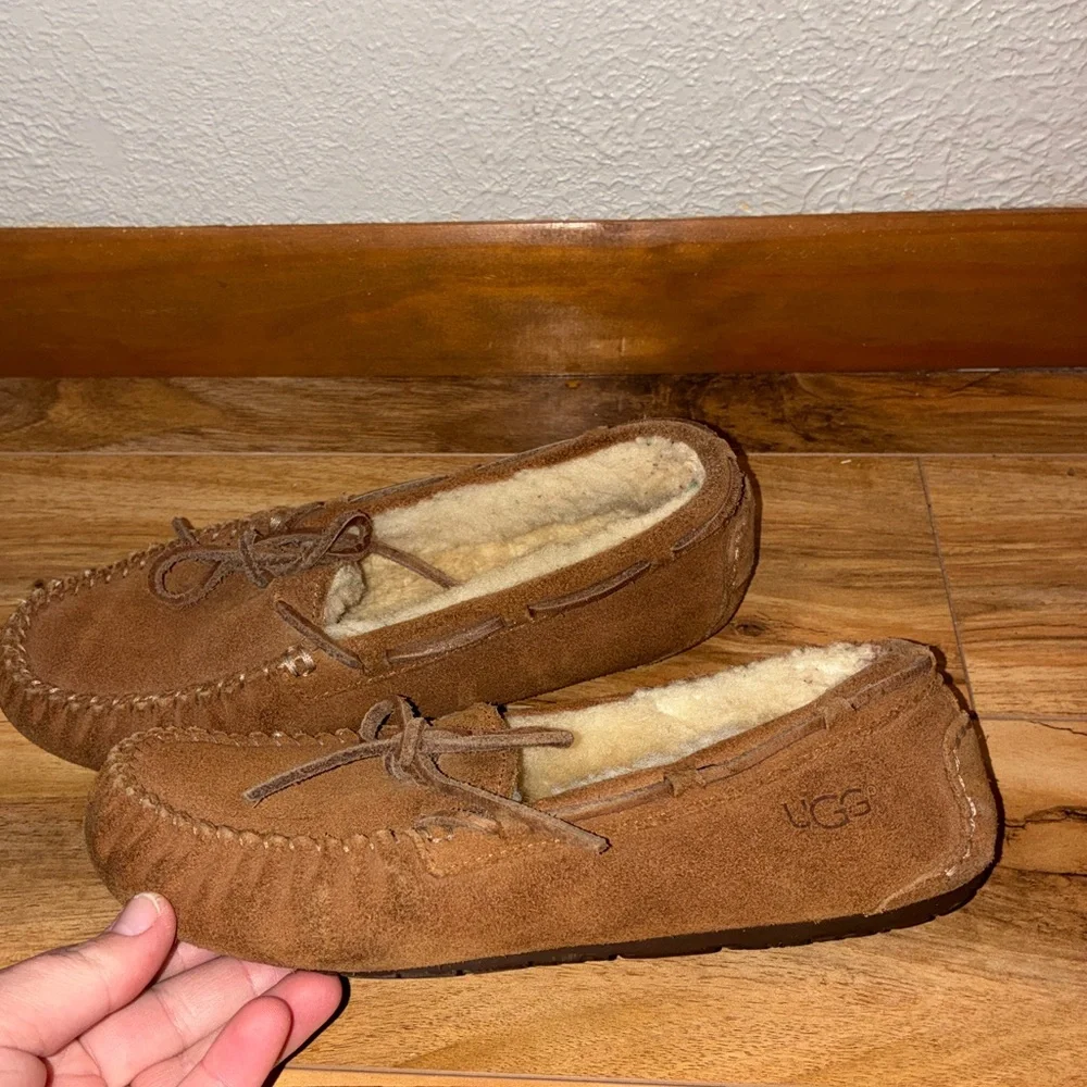 UGG Dakota moccasin slippers, chestnut- big kid size 4 (fit like women size 5.5)